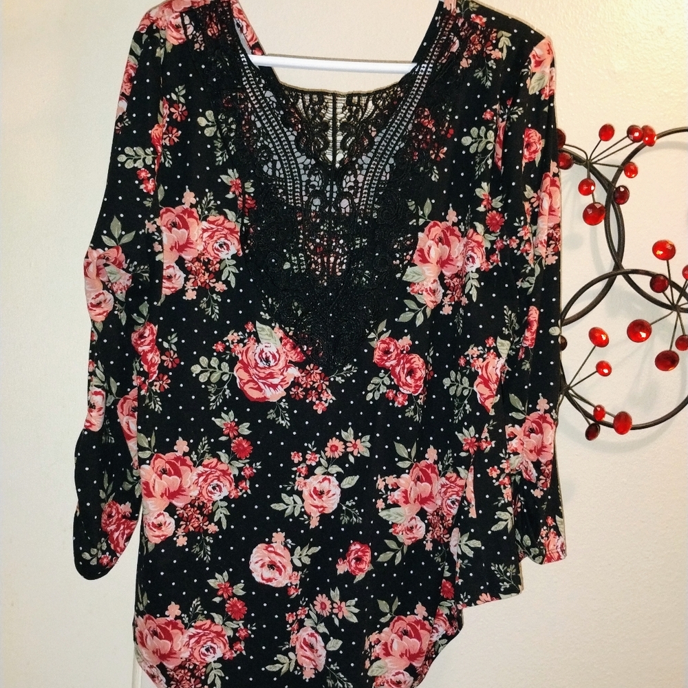 WOMEN'S 2X PLUS SIZE BLOUSE W/FLOWER PATTERN AND LACE IN THE BACK